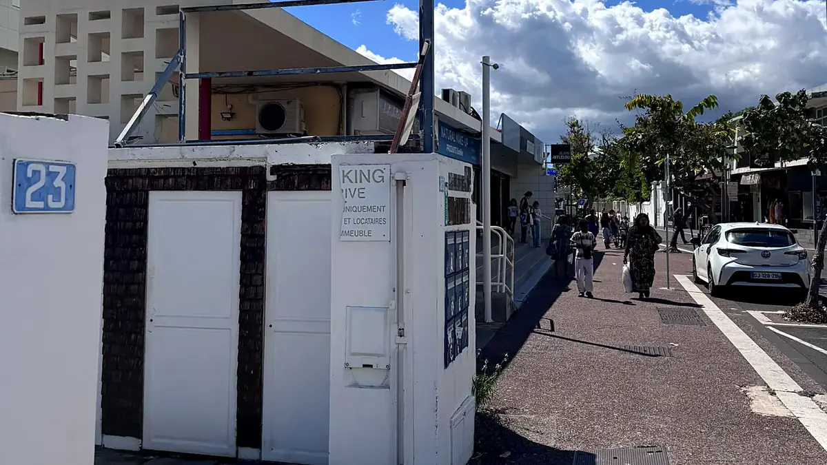 Le numéro 23 rue du Commerce à Saint-Paul, entrée du Cabinet Dentaire Le Toullec à Saint-Paul