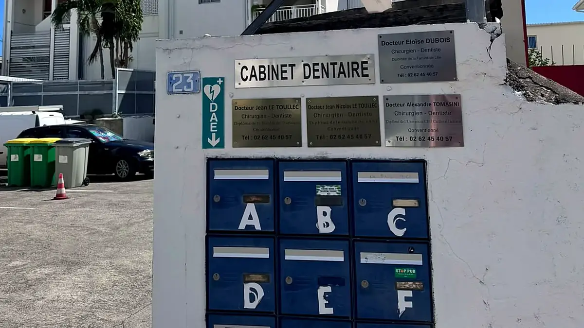 Les plaques des quatre chirurgiens-dentistes à l'entrée, 23 rue du Commerce