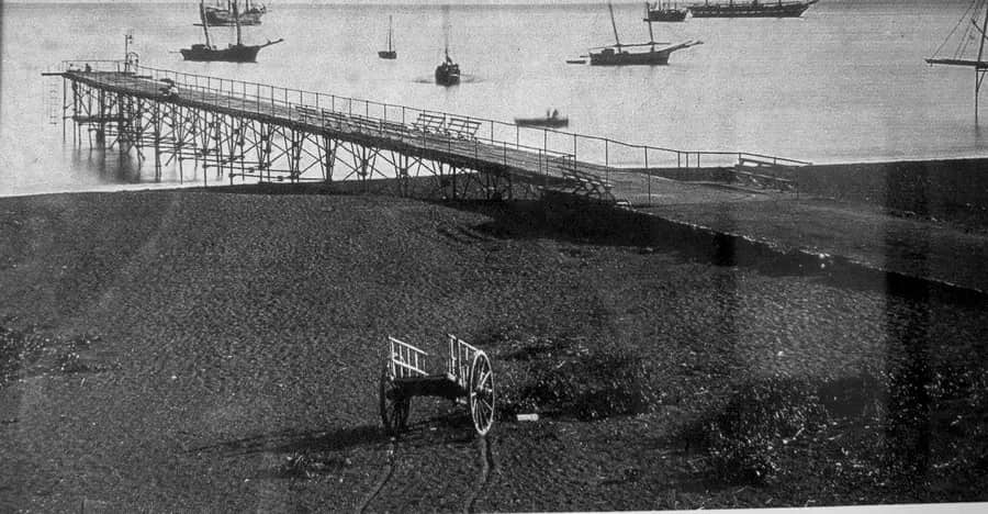 Le pont débarcadère dans la baie de Saint-Paul en 1870, avec les navires au mouillage