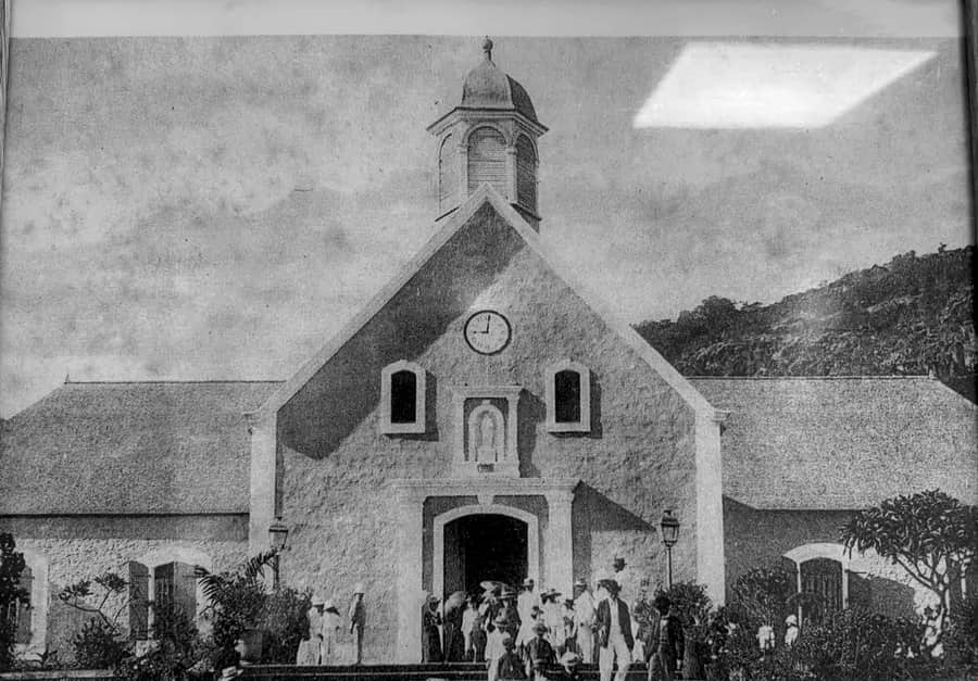 L'église de Saint-Paul en 1900, un jour de sortie de messe